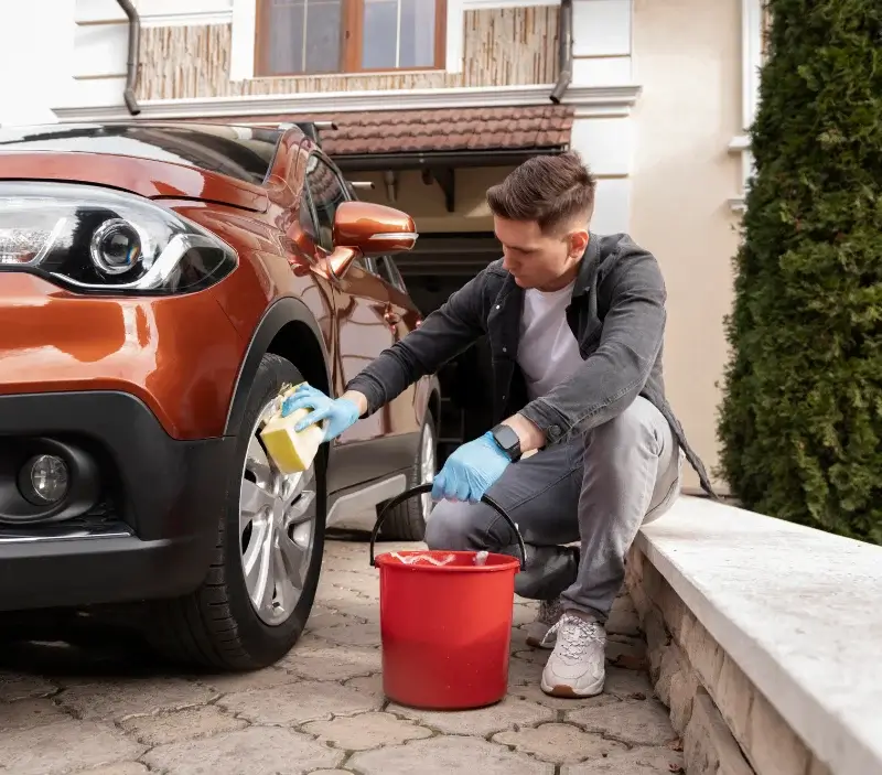 Lavage auto à domicile Le Magny : professionnel intervenant sur un véhicule